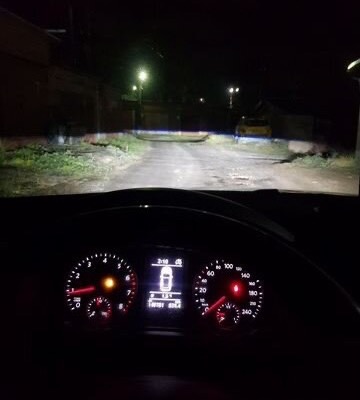 Вид из салона ночью с включёнными би-лед фарами